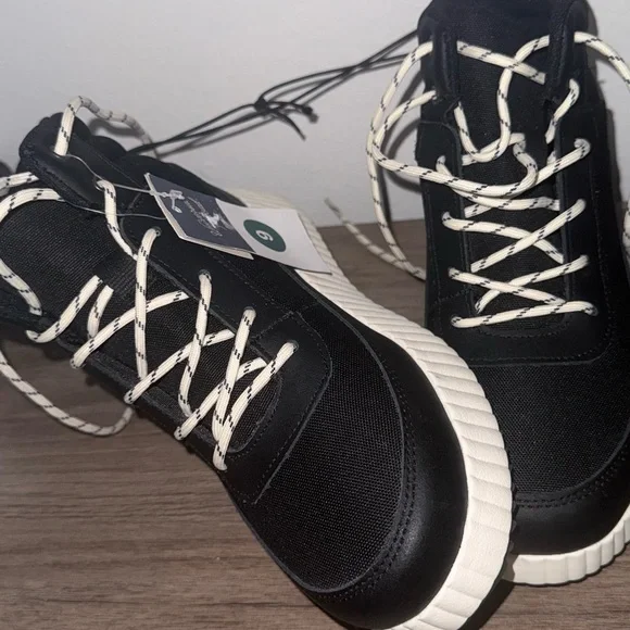 Universal Thread Black and White Sneakers - Picture 5 of 6